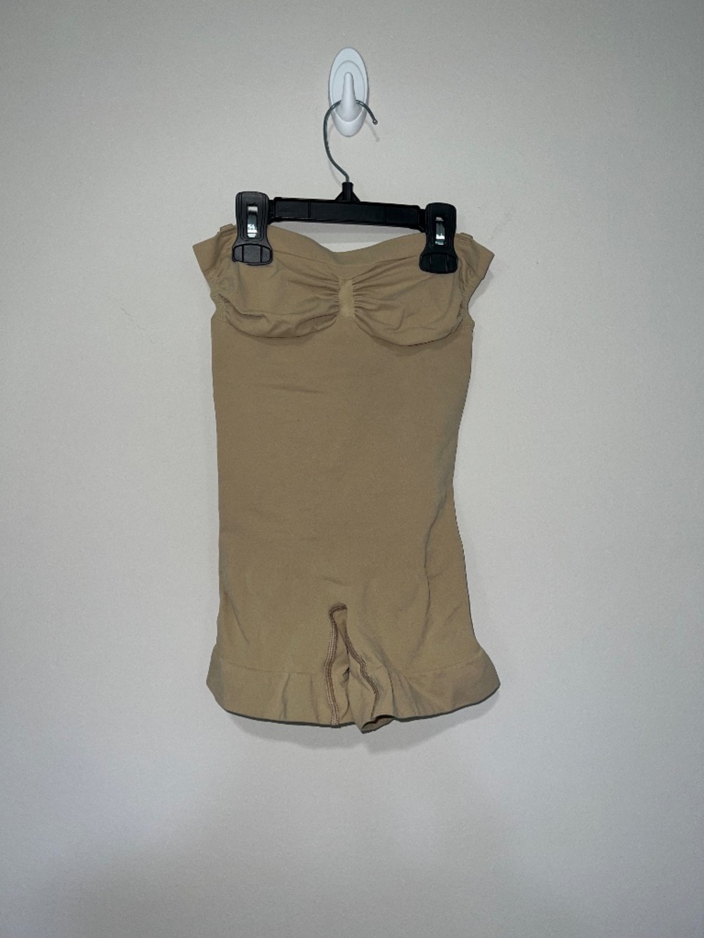 SKIMS SEAMLESS SCULPT STRAPLESS SHORTIE BODYSUIT CLAY MEDIUM